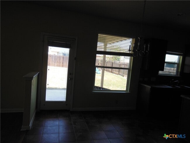 Building Photo - 753 Great Oaks Dr