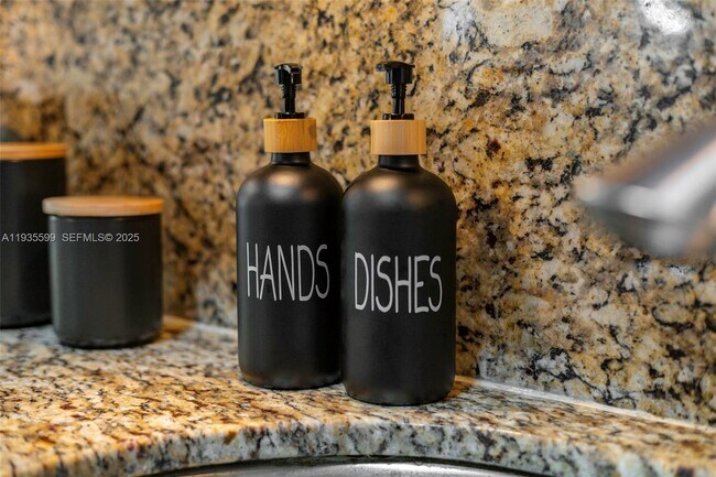 Building Photo - 1125 NE 16th Pl