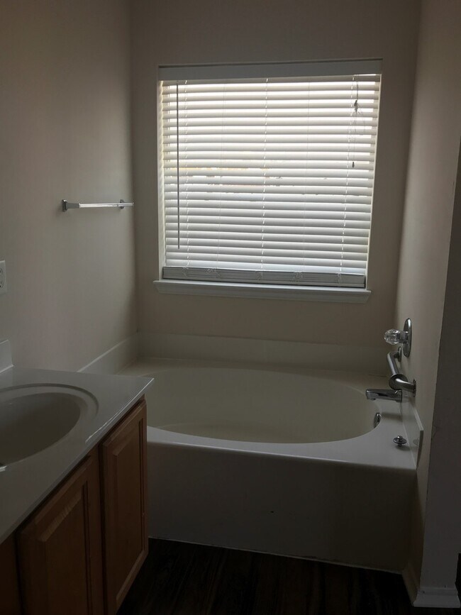 Building Photo - 4/2/2 Fenced yard NORTH LONGVIEW