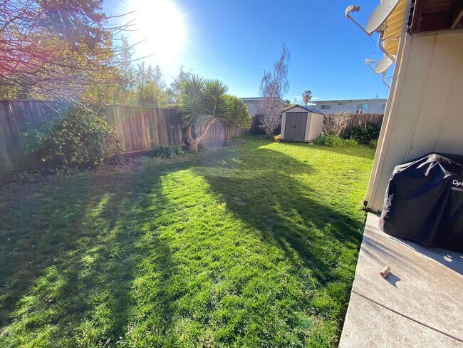 Building Photo - 455 Plum St