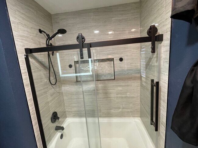 Building Photo - 602 Paradise Way