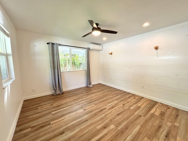 Building Photo - Available Now! 3 BED, 2 BATH HOME w/ UTILI...
