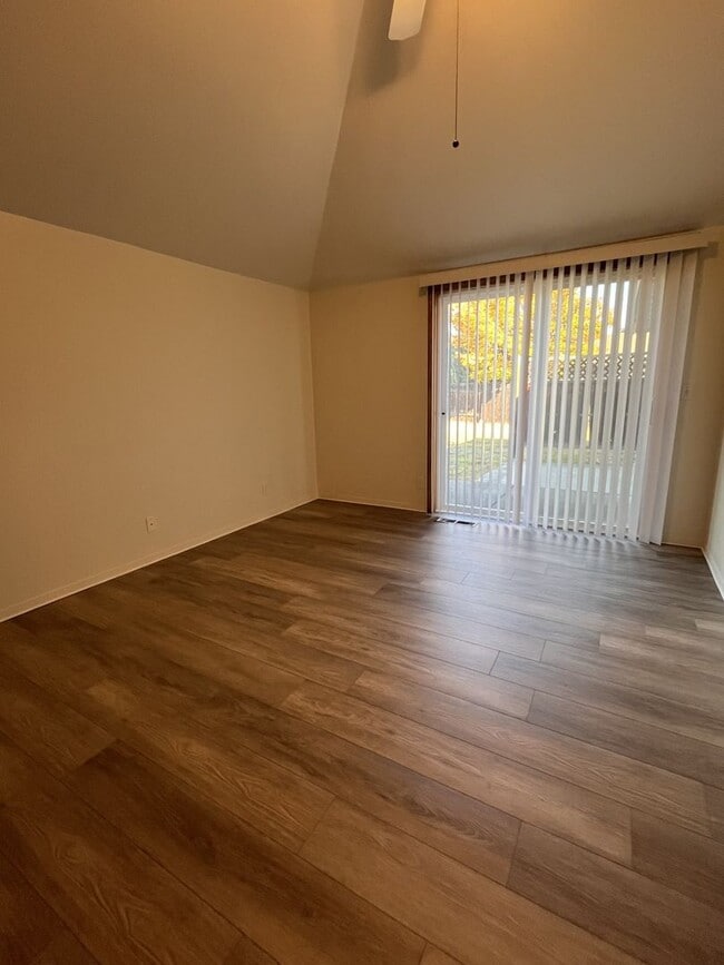 Building Photo - 3 Bedroom 2 Bath Single Family Home