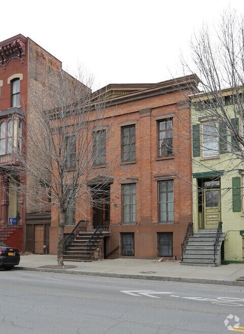 Building Photo - 285 Lark St