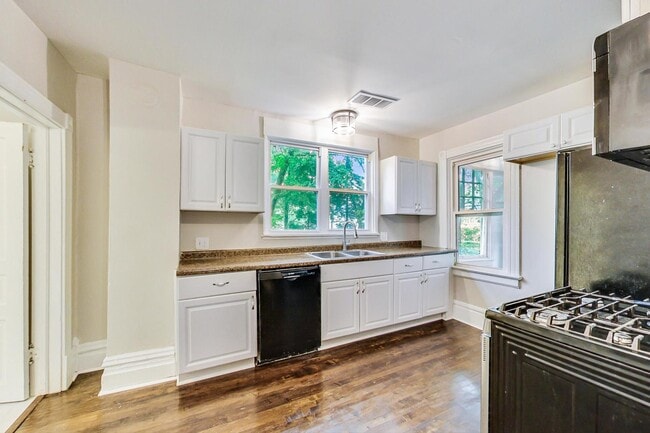 Building Photo - 180 Prairie Ave