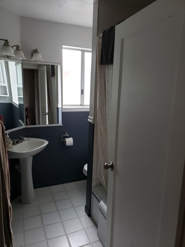 Building Photo - Charming 3 bed/ 2 bath Home