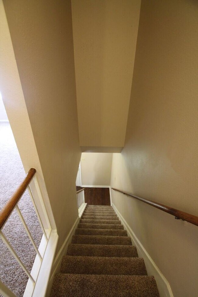 Building Photo - Beautiful 3 Bedroom, 2.5 Bath Townhome in ...
