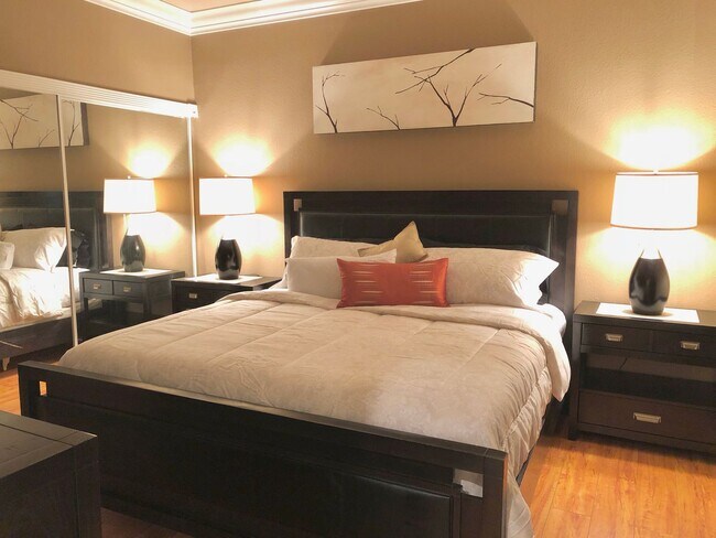 Building Photo - Meridian Luxury Condo. 1 Bd 1 Ba, Utilities & Cable Services NOT included in advertised rental rate!