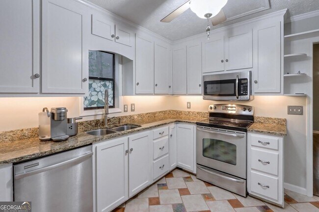 Building Photo - 428 Riverlake Ct