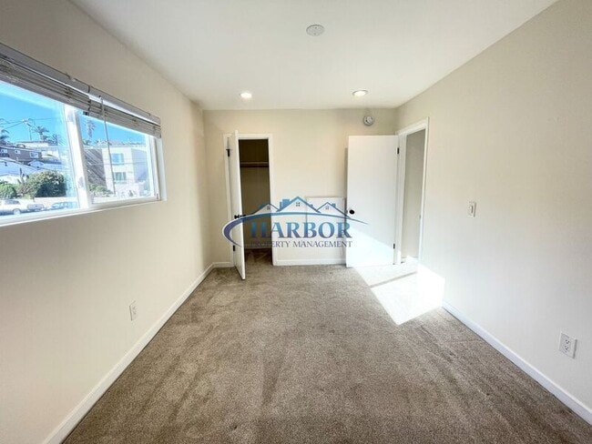 Building Photo - 677 W 39th St