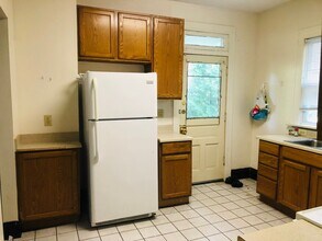 Building Photo - Large House w/ off-street parking & 3 BATHROOMS!