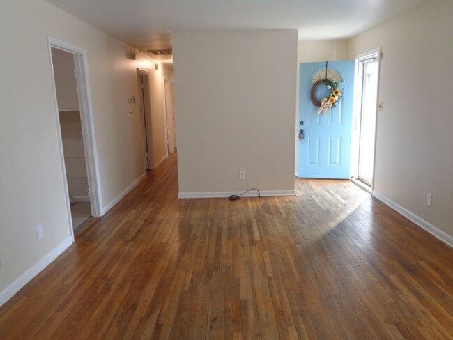 Building Photo - 4 Bedroom House for Rent-Close to University Parkway