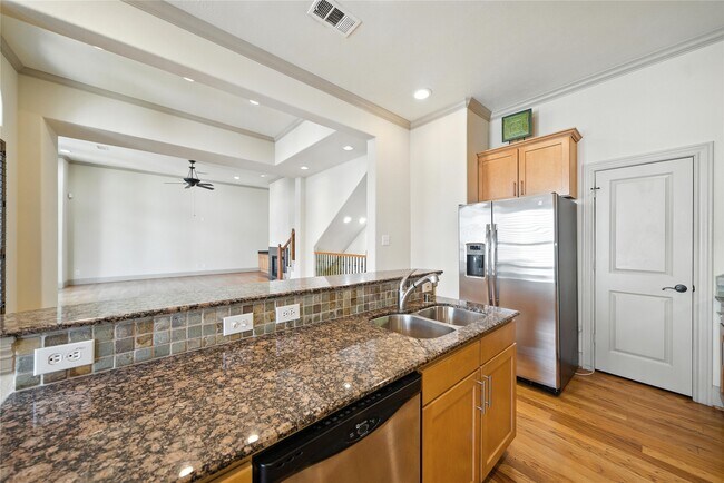 Building Photo - 2318 Camden Dr