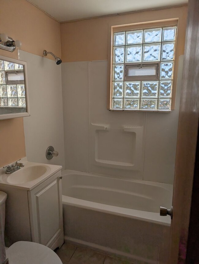 Building Photo - 4BD/2BA - University View - 1 car garage