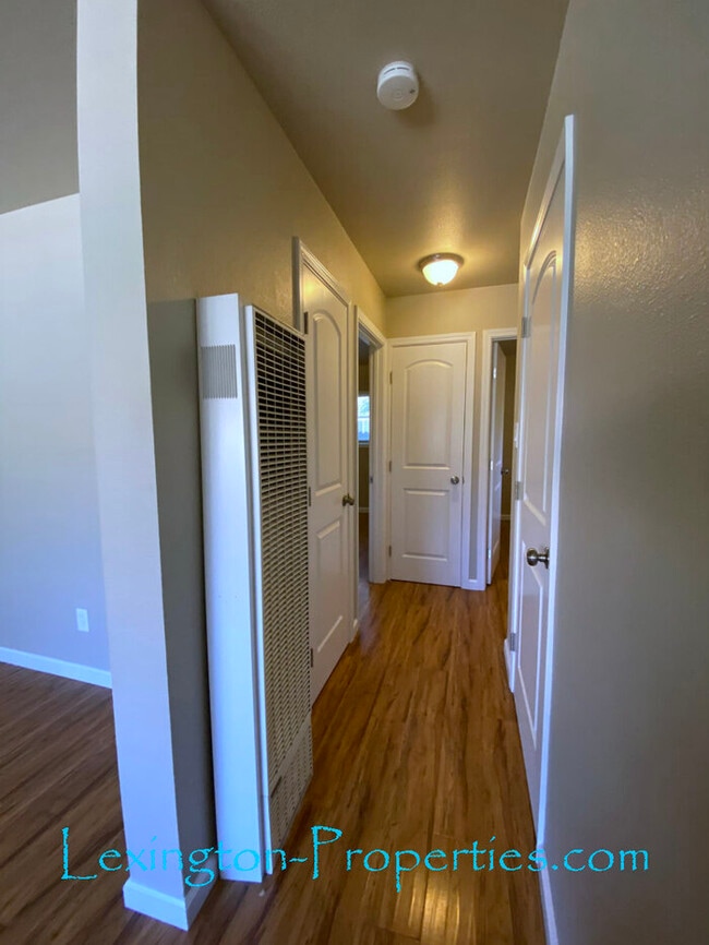 Building Photo - Beautifully Updated, 2BD/1BA, Duplex Home ...
