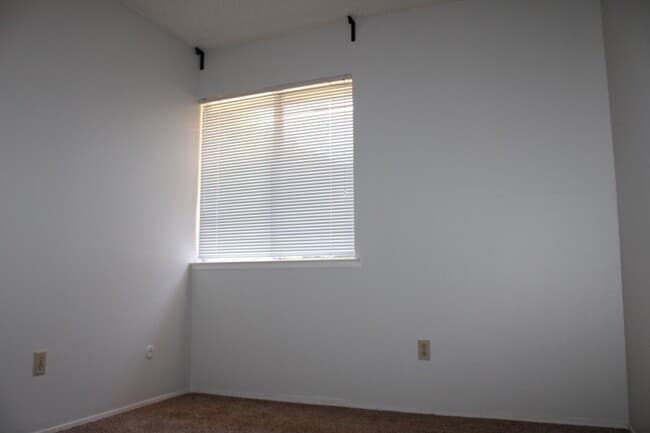 Building Photo - 1872 Tesoro Ct