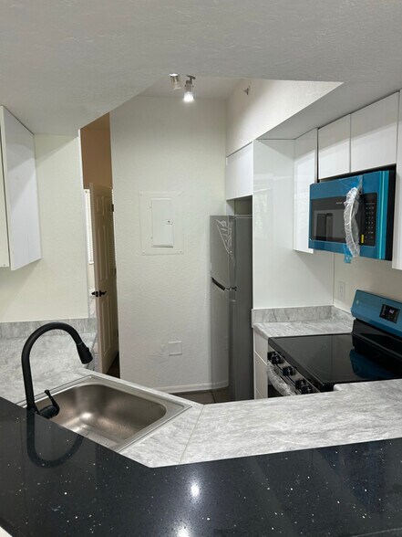 Building Photo - 711 SW 148th Ave