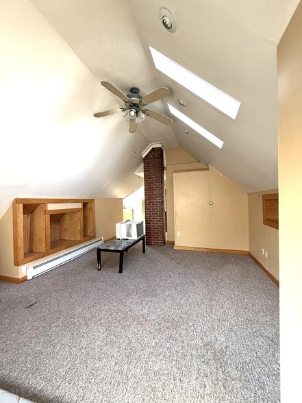 Building Photo - 913 W 9th St