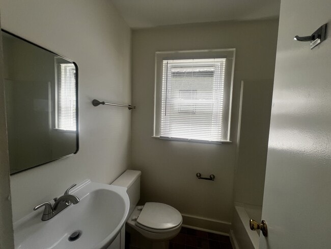 Building Photo - 202 Meares St