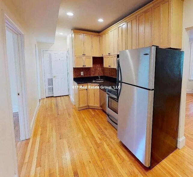 Building Photo - 73 Thatcher St