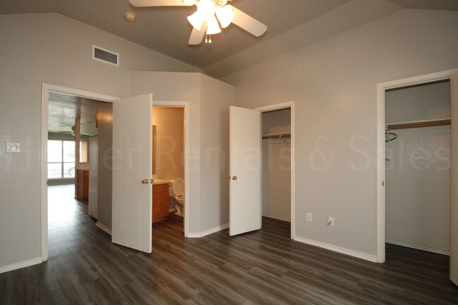 Building Photo - Amazing Three-Bedroom Townhome!