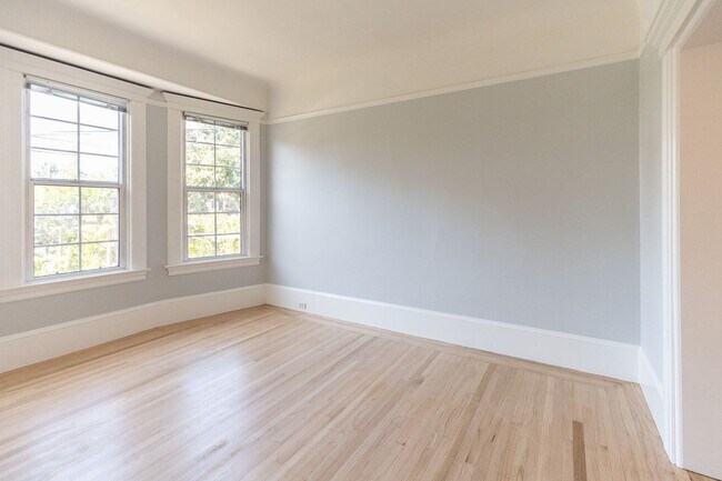 Building Photo - Large updated 2 bedroom, walk to Downtown,...