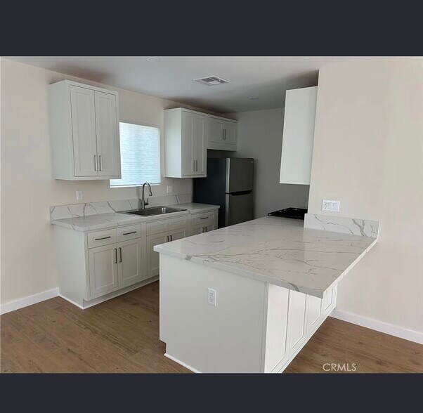 Brand new kitchen - 1436 N Hollywood Way