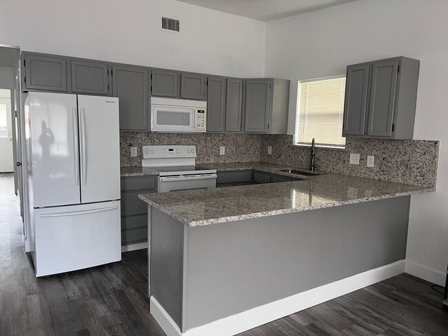 Building Photo - Beautiful 2 bedroom 1 1/2 bath walking dis...