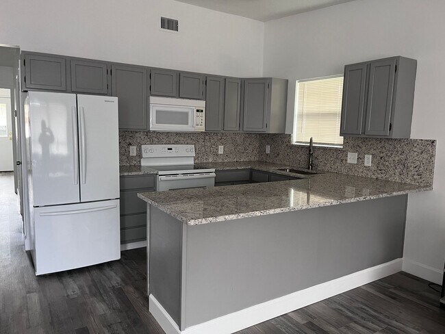 Building Photo - Beautiful furnished 2 bedroom 1 1/2 bath w...