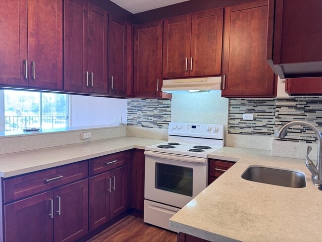 Building Photo - 2 Bed/2 Bath/W Den/1 parking - Near to Kap...