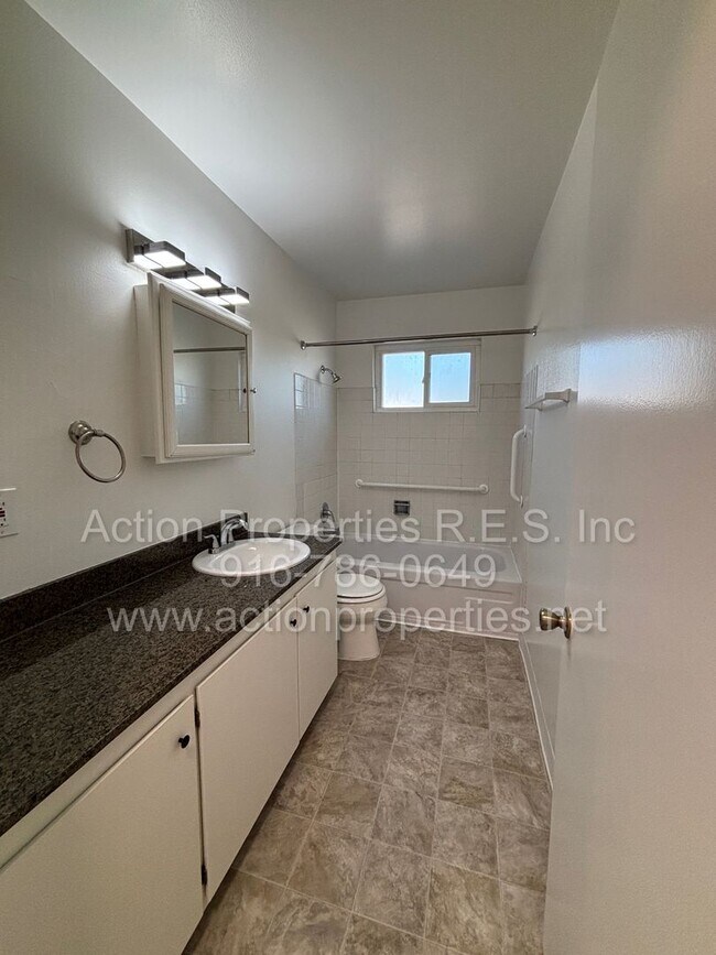 Building Photo - Roseville Condo all one level: 2 Bedroom 1 Bathroom Single Level, Large Living Room Central Heat ...