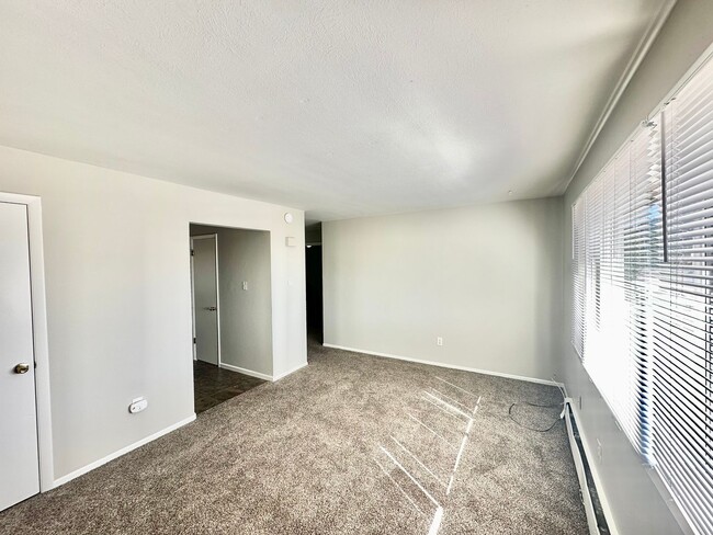 Building Photo - 3 Bedroom Apartment Located On The East Si...