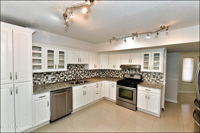 Building Photo - 529 Castlerock Ln