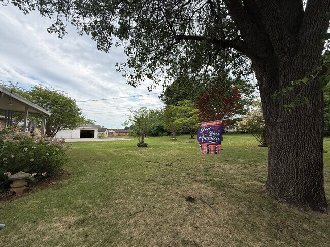 Building Photo - Modern Comforts with Granite & Hardwood Finishes!" 3 Bedroom 2 bath home.