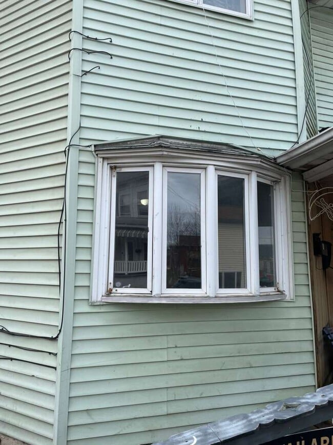 Building Photo - 315 10th St