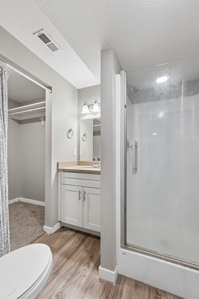 Building Photo - 4 Bedroom Townhome