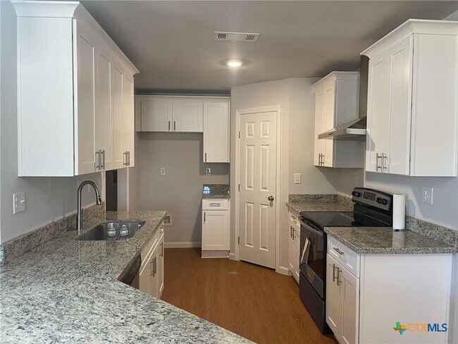 Building Photo - 2500 Westcliff Rd