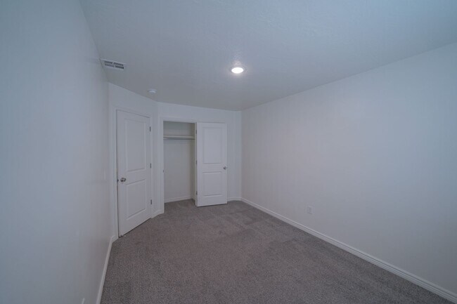 Building Photo - Spacious Townhome for Rent – Prime Location!