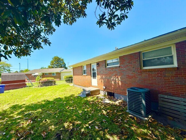 Building Photo - ***3 Bed Ranch with off-street parking and large yard!