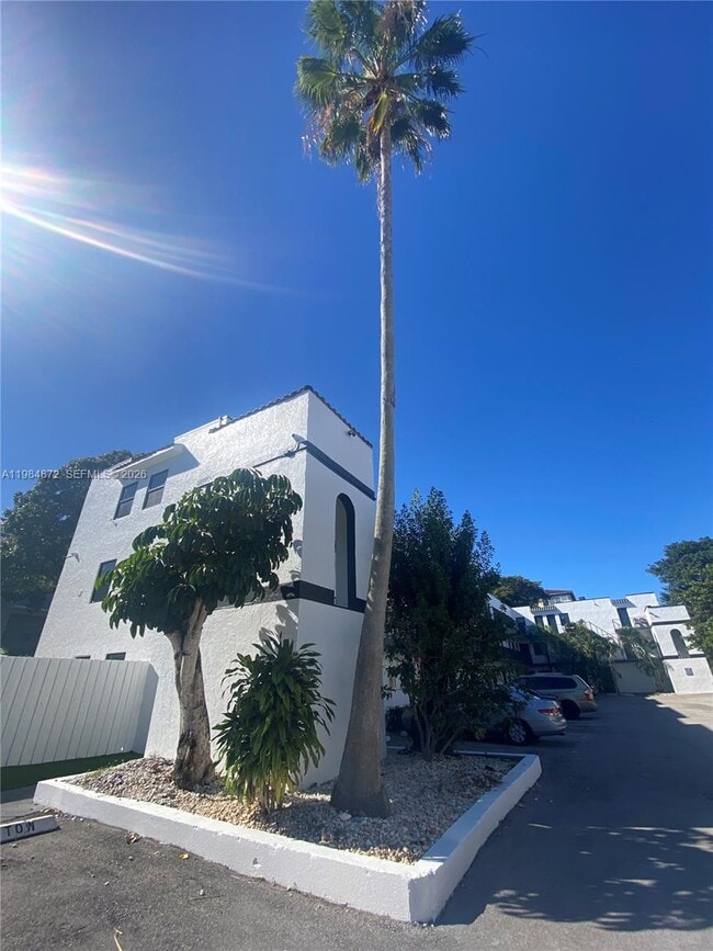 Building Photo - 2705 NE 9th Ave