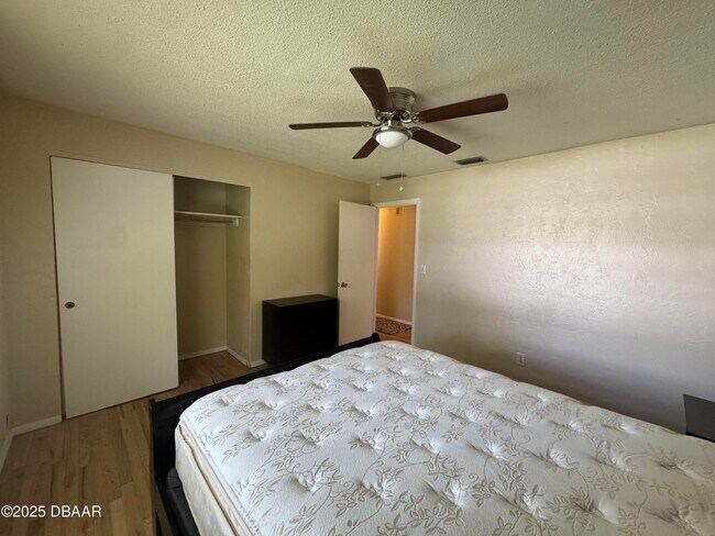 Building Photo - 730 Lindenwood Cir E