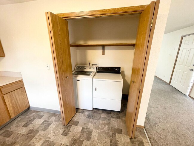 Building Photo - Beautiful 2 Bedroom 1 Bath Apartment- Close to BSU