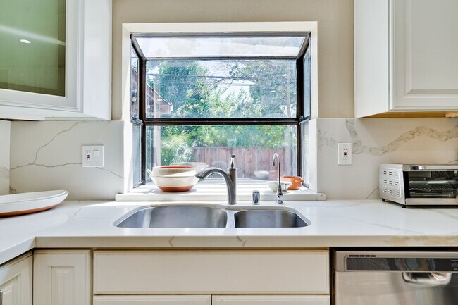 Building Photo - 6402 Tamalpais Ave