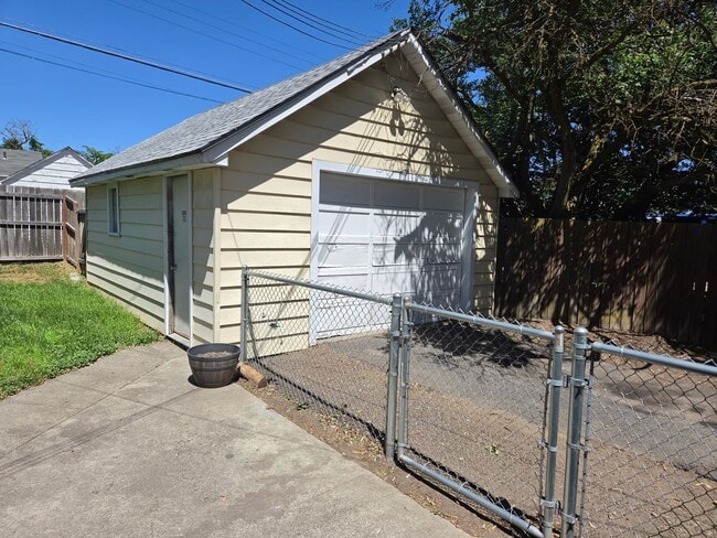 Building Photo - Great Northside 4 bed 2 bath home