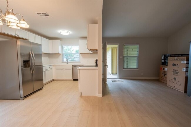 Building Photo - 8708 Pineridge Dr