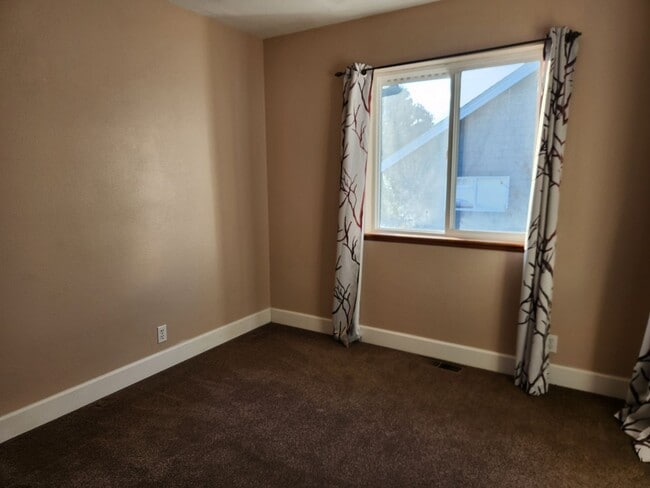 Building Photo - 313 E Main St