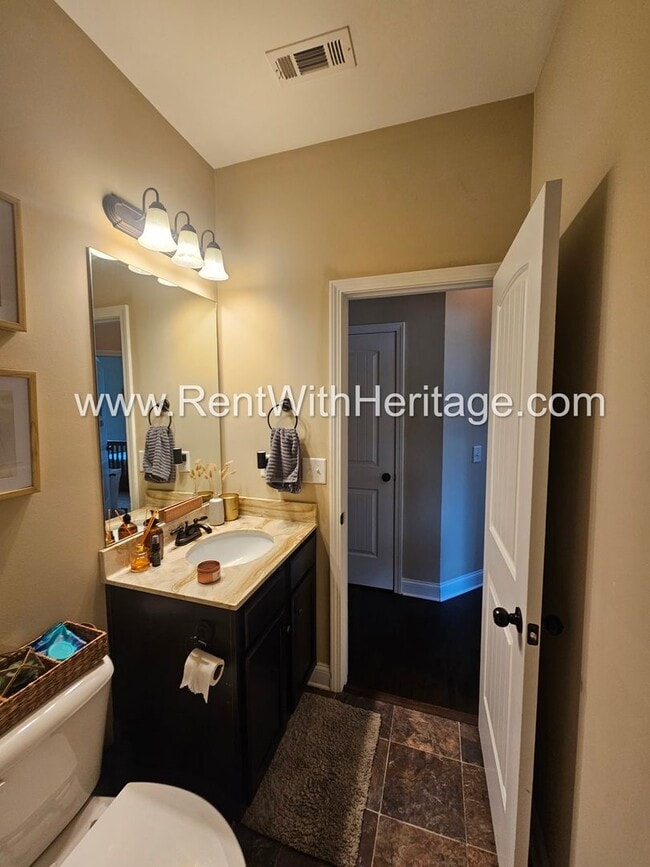 Building Photo - Gorgeous 3 bd / 2 bath / Attention to Deta...