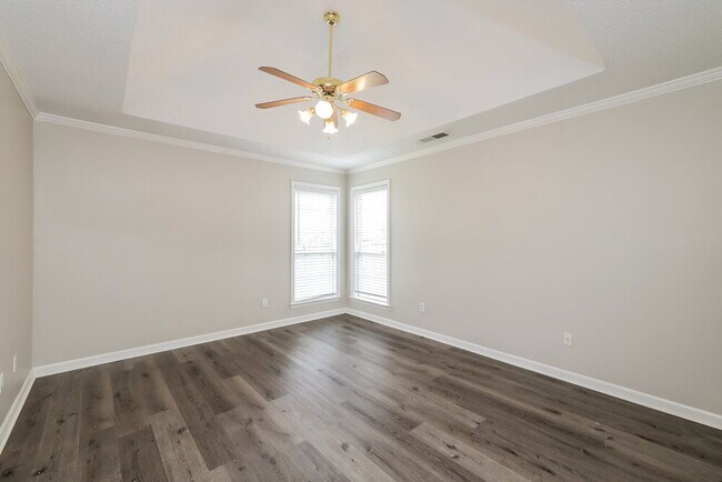 Building Photo - 490 Bruins Trce