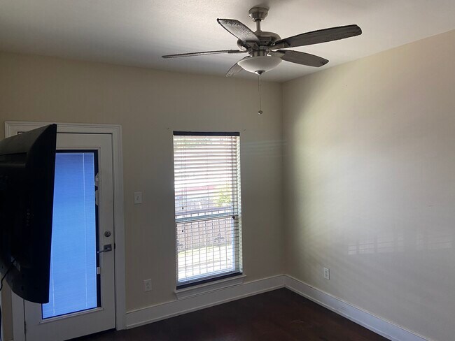 Building Photo - 1507 Leonidas St