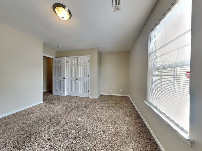 Building Photo - 640 Cliffs Inn Circle